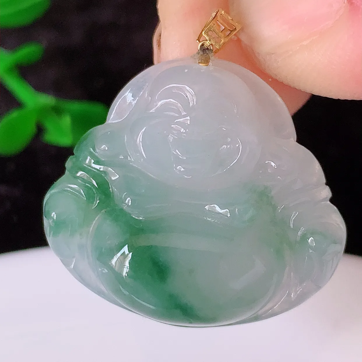18k金镶嵌冰飘花翡翠笑佛吊坠，款式新颖，佩戴效果时尚出众，尽显气质，水润精细，美感十足。#49.26