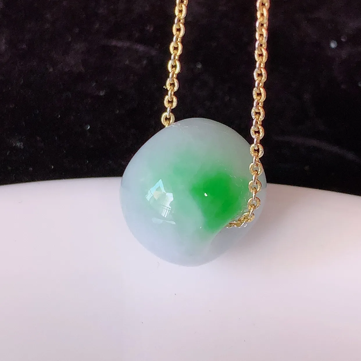 自然光实拍，冰润飘阳绿翡翠路路通吊坠，寓意好运连连，路路畅通，经典款式，财运滚滚，路路通，佩戴效果更