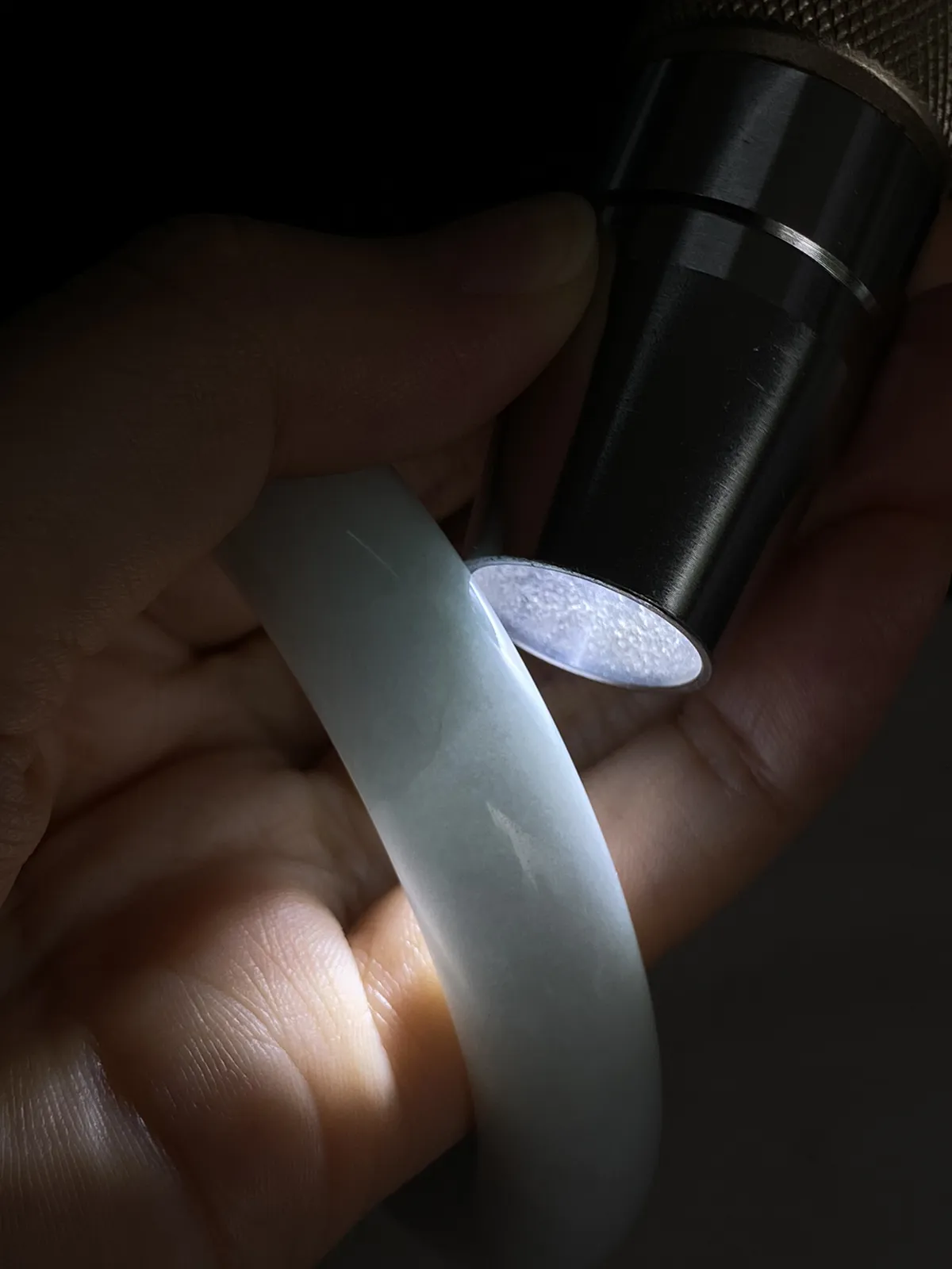 正圈58圈口，翡翠糯化种淡绿色手镯