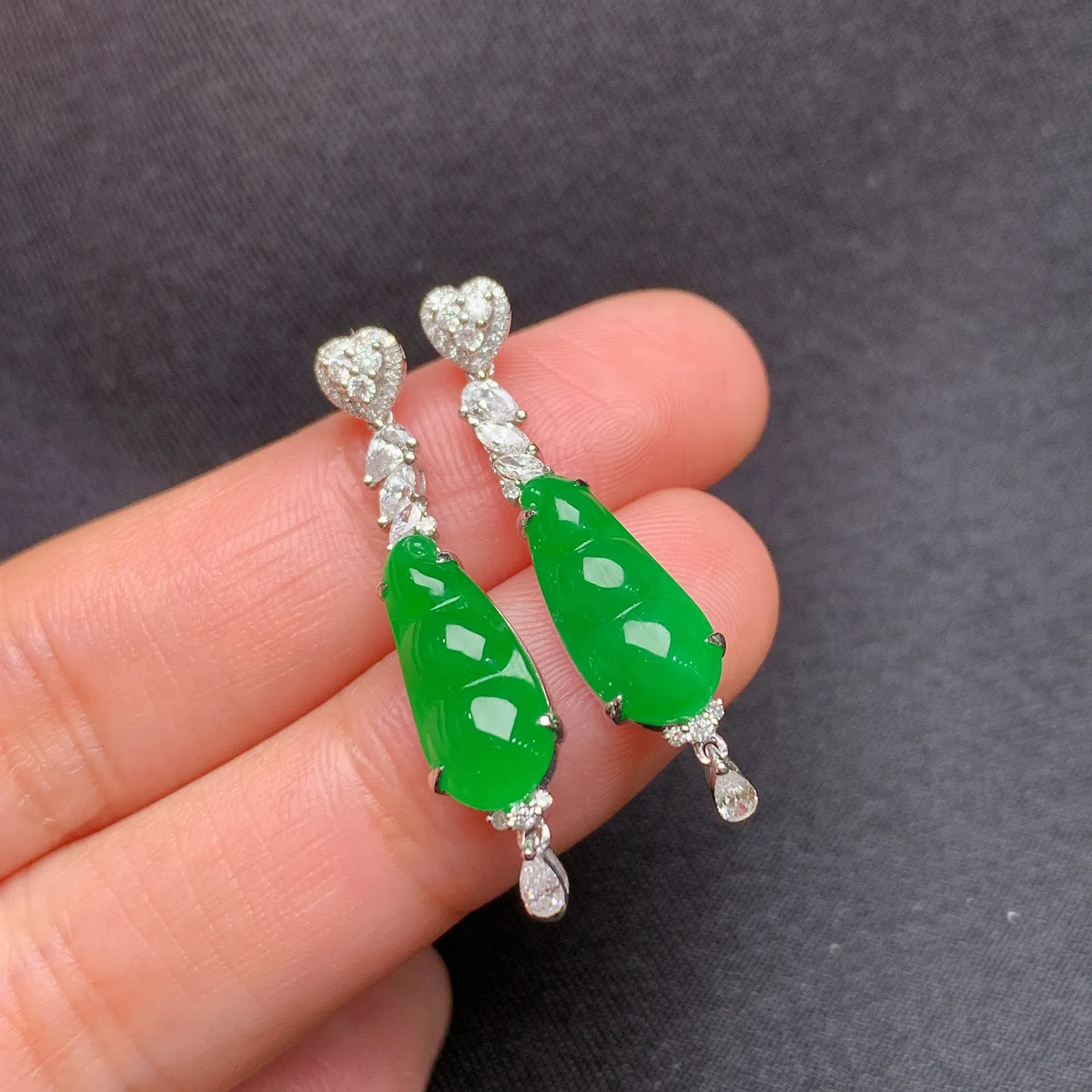 阳绿福豆耳坠，18k金镶嵌，简约时尚，冰润色阳，种水足 尺寸14.2*5.9*2.3