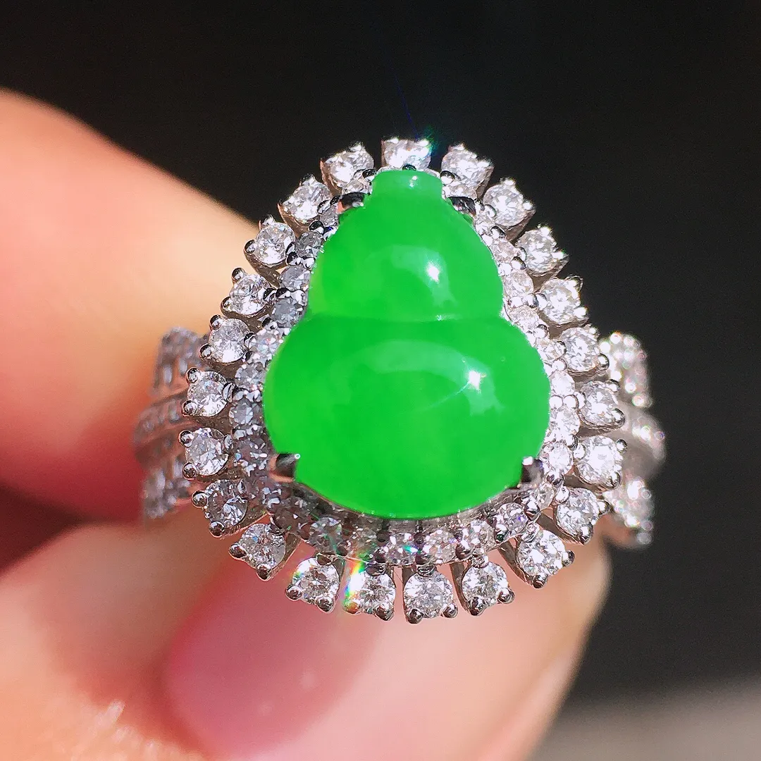 阳绿葫芦戒指，色泽均匀艳丽，玉质细腻，荧光感超
强，饱满圆润，尽显优雅气质，18k
金豪华镶嵌