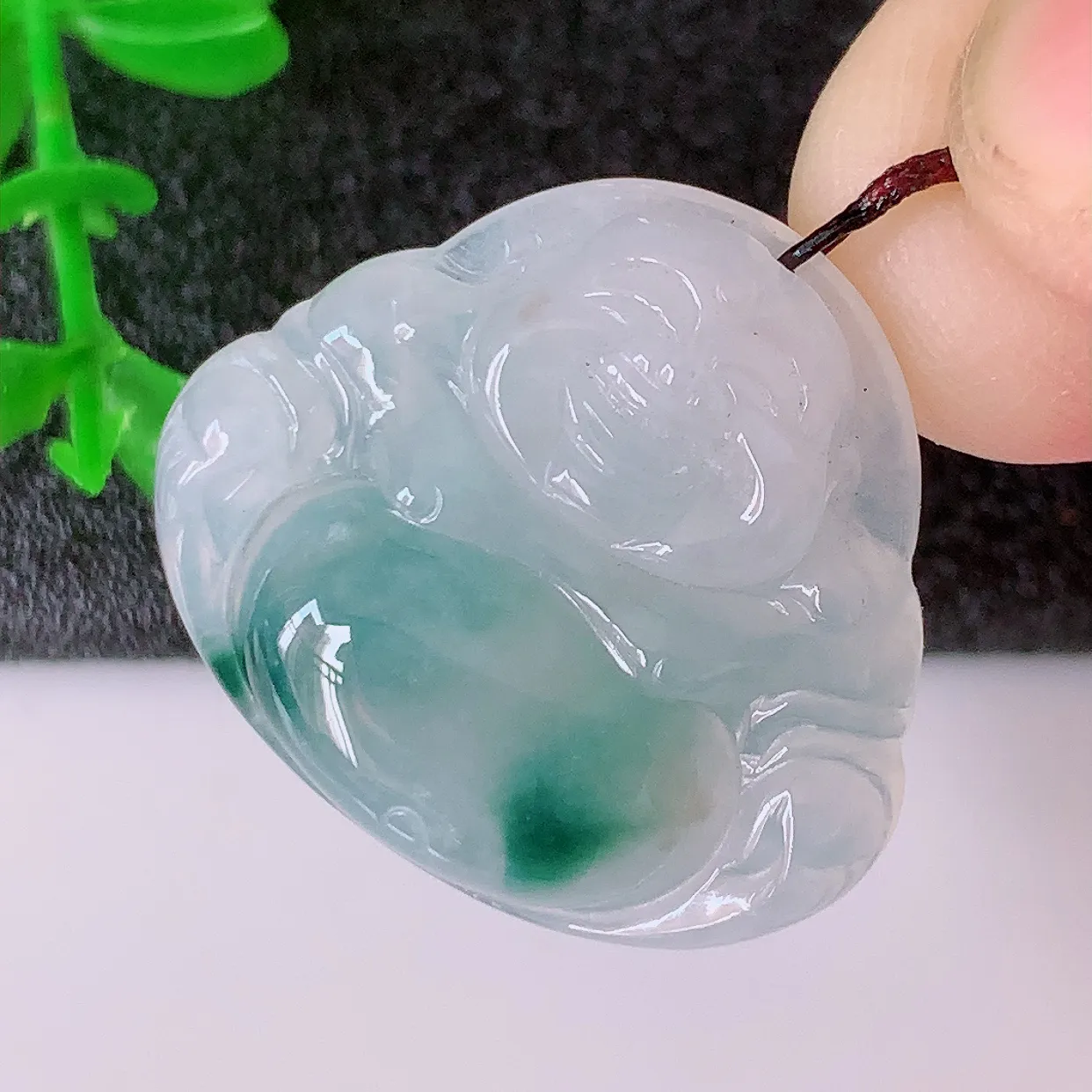 自然光实拍，冰飘花翡翠佛公吊坠，玉笑佛，饱满，开脸喜庆，配戴优雅迷人！#01.26