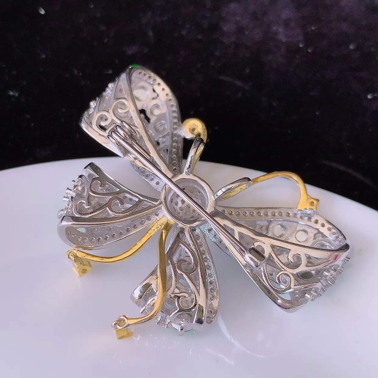 冰透满绿翡翠925银镶嵌蝴蝶胸针，自然光实拍，翠色灵动，颜色漂亮，种老水足，品相佳，佩戴佳品！#97.26整体46.5-36*12裸石3.5*3.5