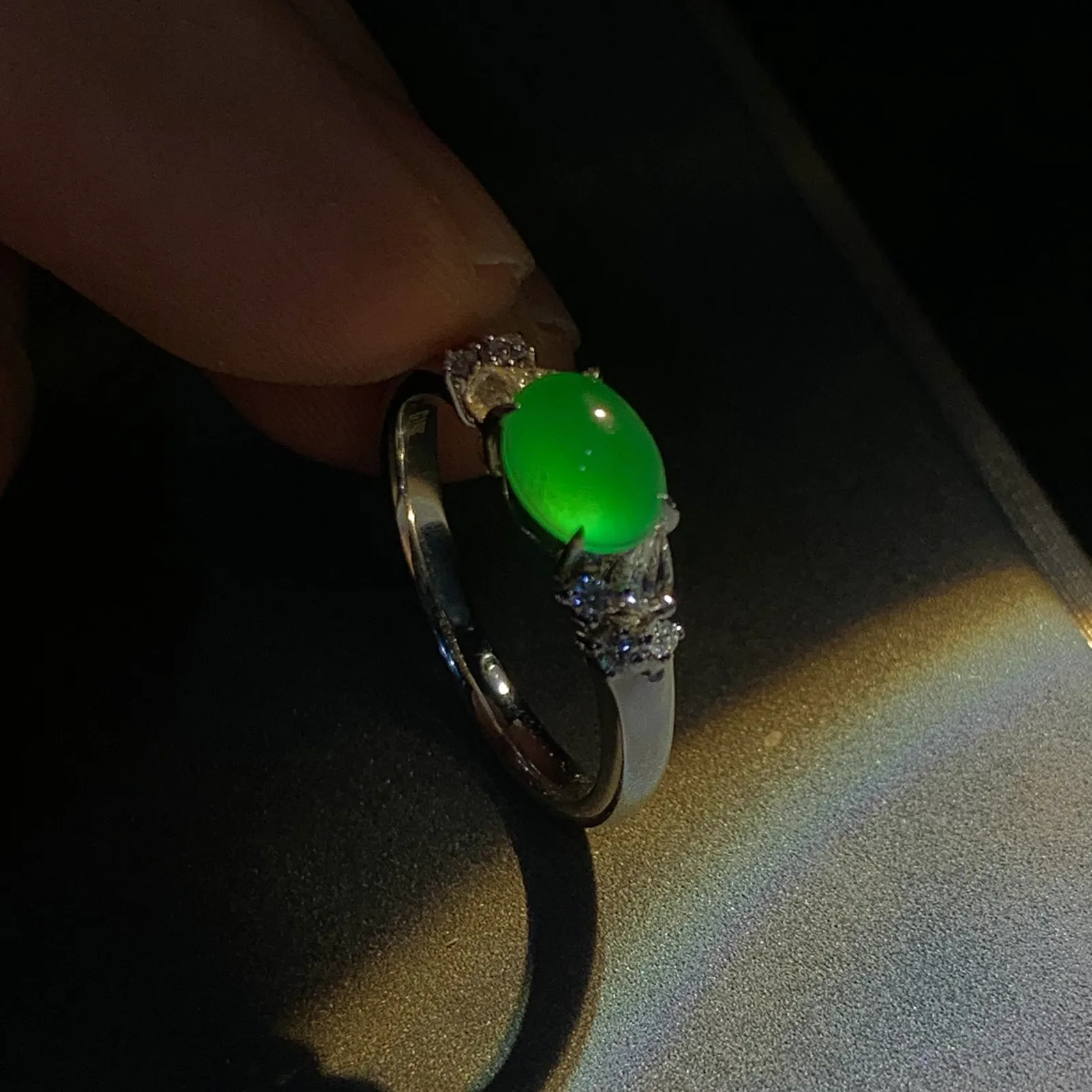 绿戒指，裸石7.2-5.6-3.6mm，
14#可改，18K金，南非钻，。