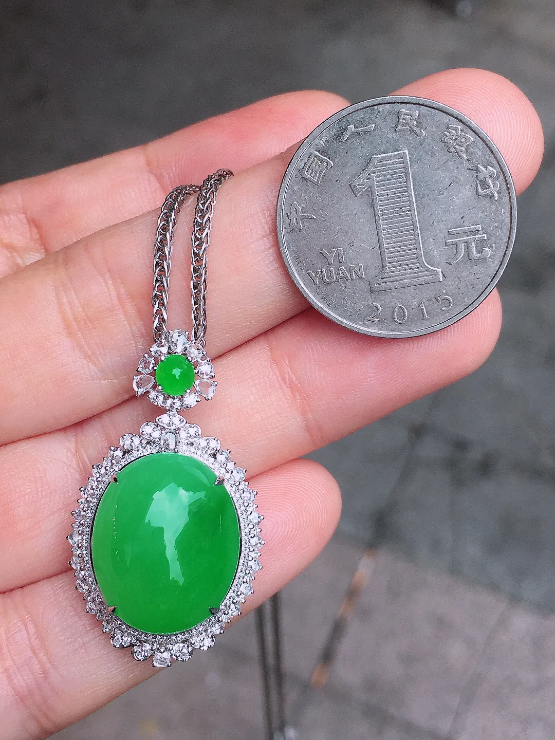 阳绿蛋面吊坠，色泽均匀艳丽，玉质细腻，荧光感超
强，饱满圆润，尽显优雅气质，18k
金豪华镶嵌