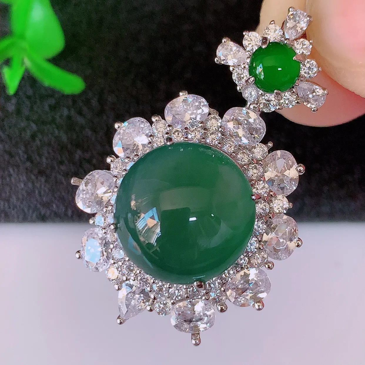 冰透满绿翡翠925银镶嵌吊坠，自然光实拍，翠色灵动，颜色漂亮，种老水足，品相佳，佩戴佳品！#97.26整体32*20.5*10裸石12.5*11