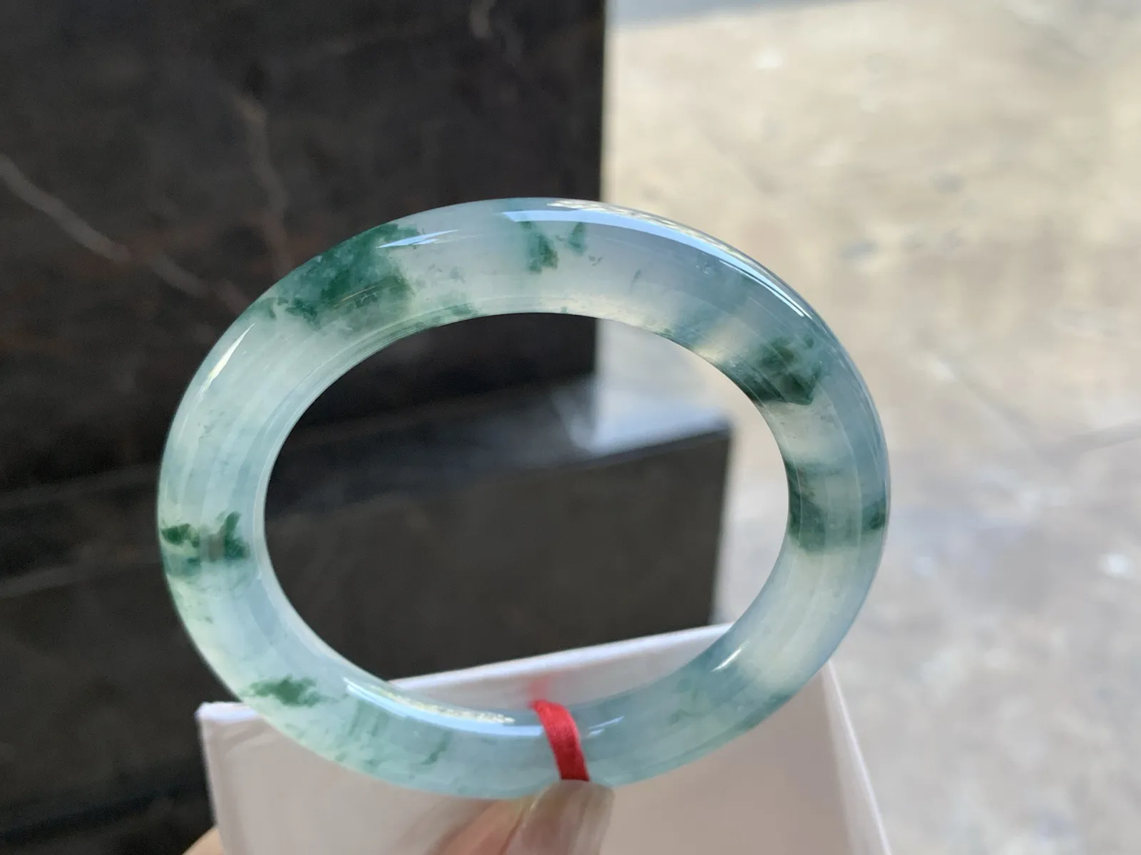 56-10.6

冰蓝花圆条手镯^_^种老 荧光十足透亮