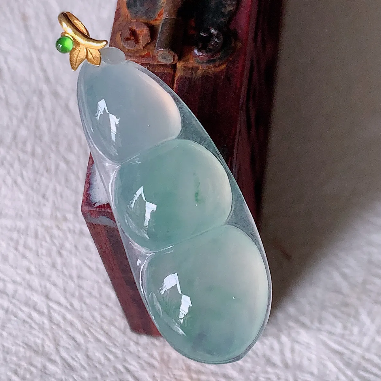 自然光实拍，18K金镶嵌冰种飘花翡翠四季豆吊坠，平安豆福豆玉坠，冰润通透，豆粒饱满，寓意：豆蔻年华！#1.26整体35裸石30.5-11.5-5.5