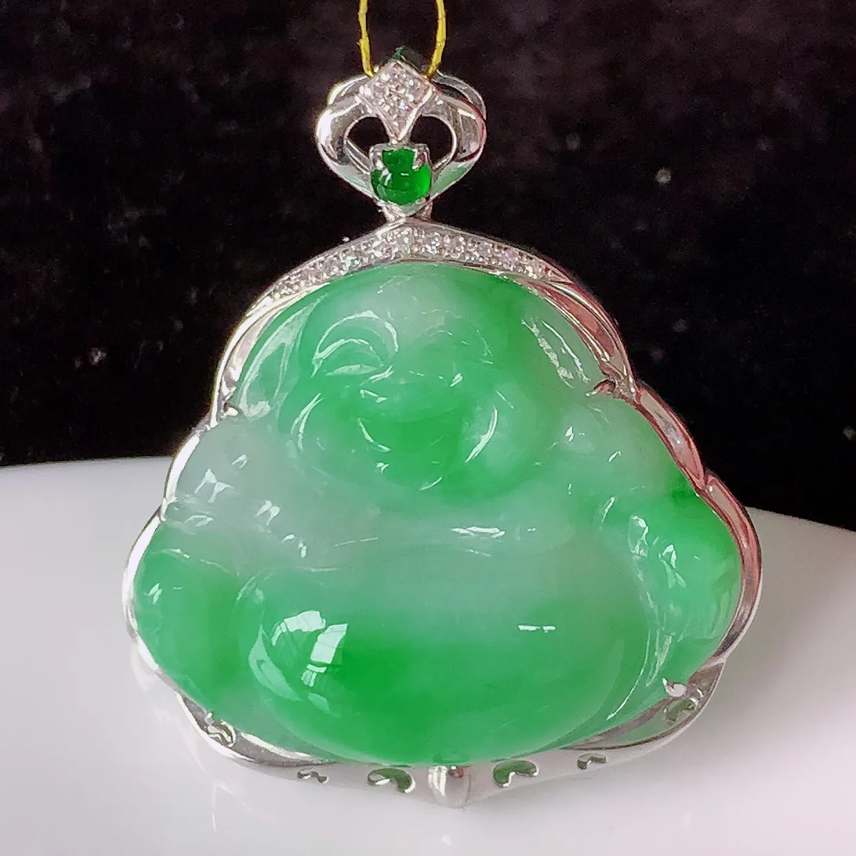 自然光实拍，18K金镶嵌冰润飘绿翡翠佛公吊坠，款式新颖，佩戴效果时尚出众，尽显气质，玉质细腻，美感十足。#35.29整体30.5-26-7.5裸石24.2*20