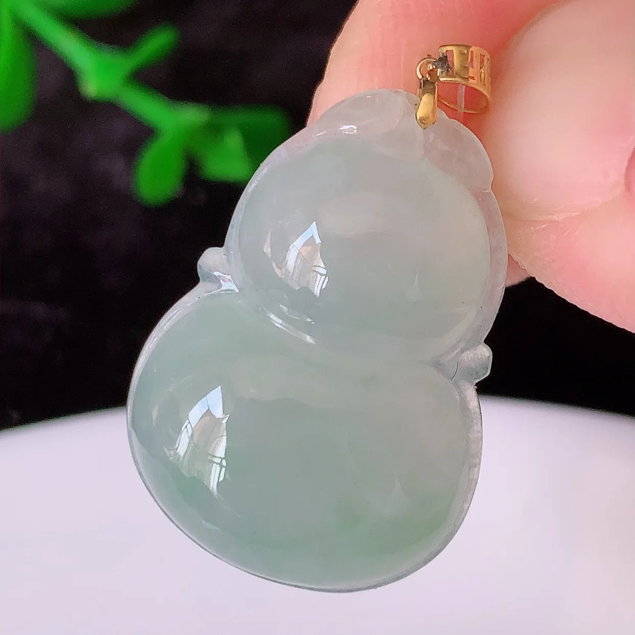 18K金镶嵌冰种飘花翡翠葫芦吊坠，葫芦寓意福禄双全，财源滚滚，佩戴效果优雅迷人！#49.26