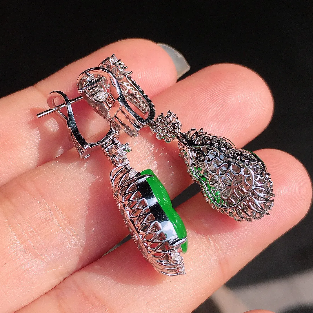 阳绿葫芦耳坠，色泽均匀艳丽，玉质细腻，荧光感超
强，饱满圆润，尽显优雅气质，18k
金豪华镶嵌