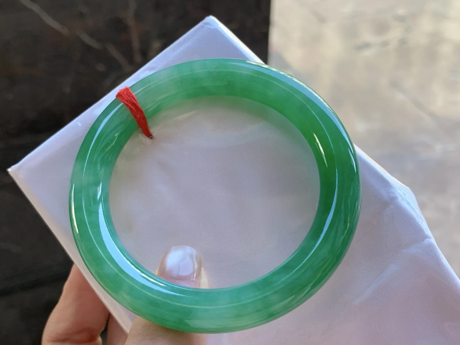 54.5-9.8

辣阳绿色圆条手镯^_^颜色鲜艳 玉质温润