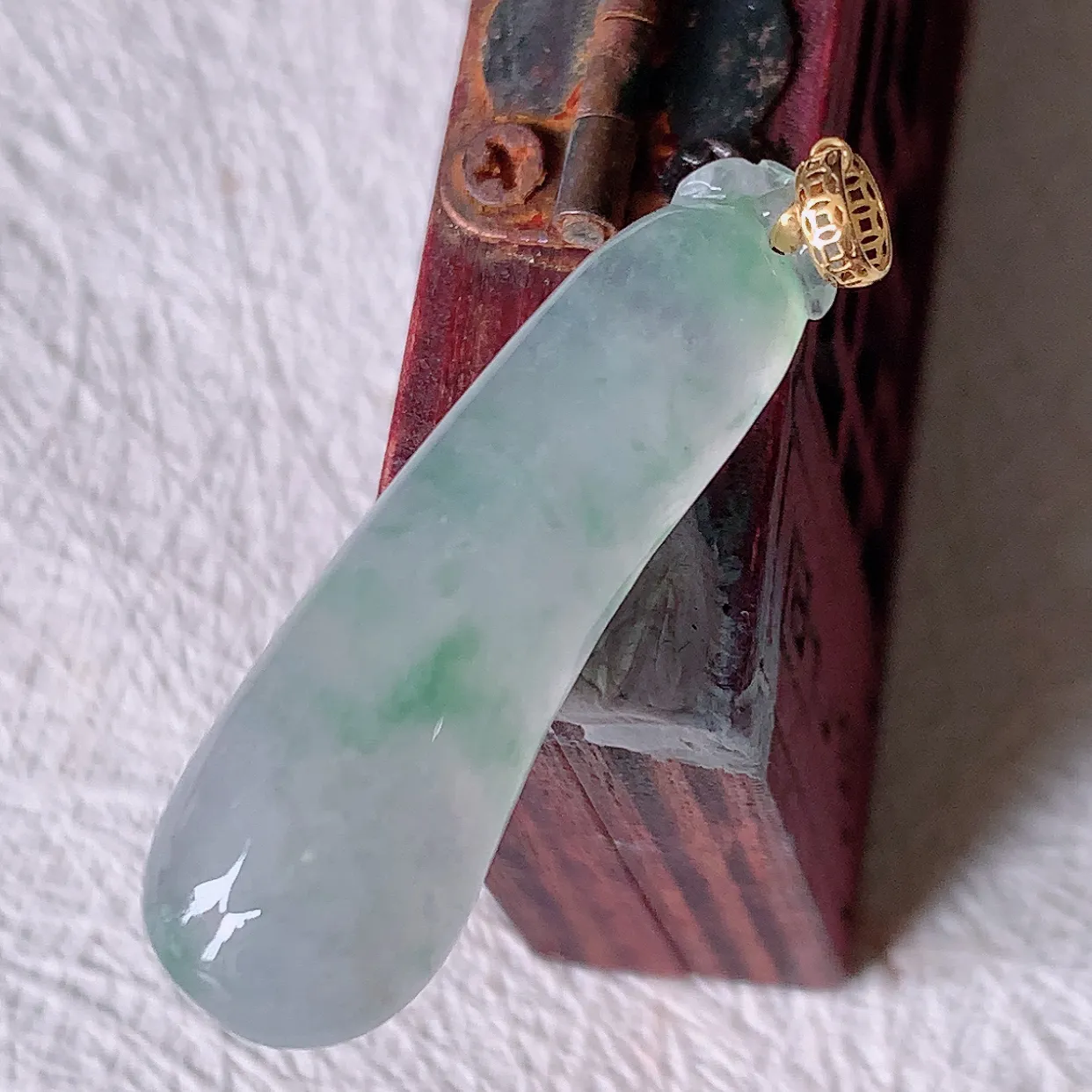 18K金镶嵌冰种飘花翡翠招财福瓜吊坠，精美饱满福瓜，种水足，形态圆润饱满，福相十足 ！#1.26