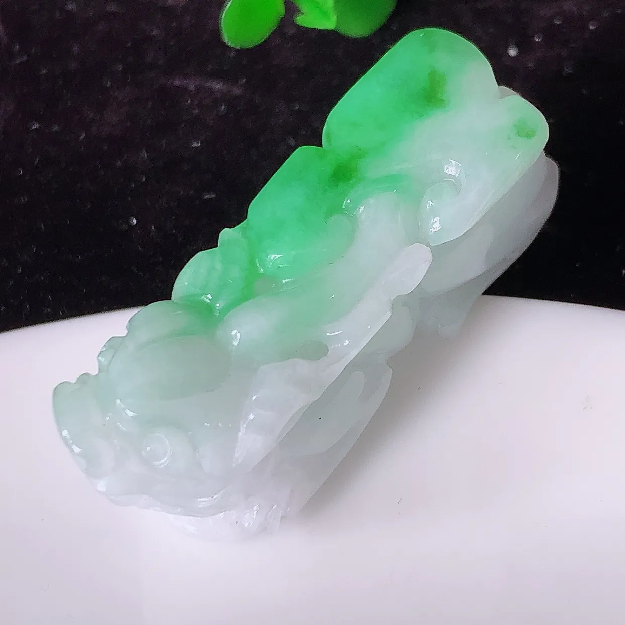 自然光实拍，冰润飘绿翡翠招财貔貅吊坠，民间有“一摸貔貅运程旺盛，再摸貔貅财运滚滚，三摸貔貅平步青云 ”的美好祝愿。#57.26