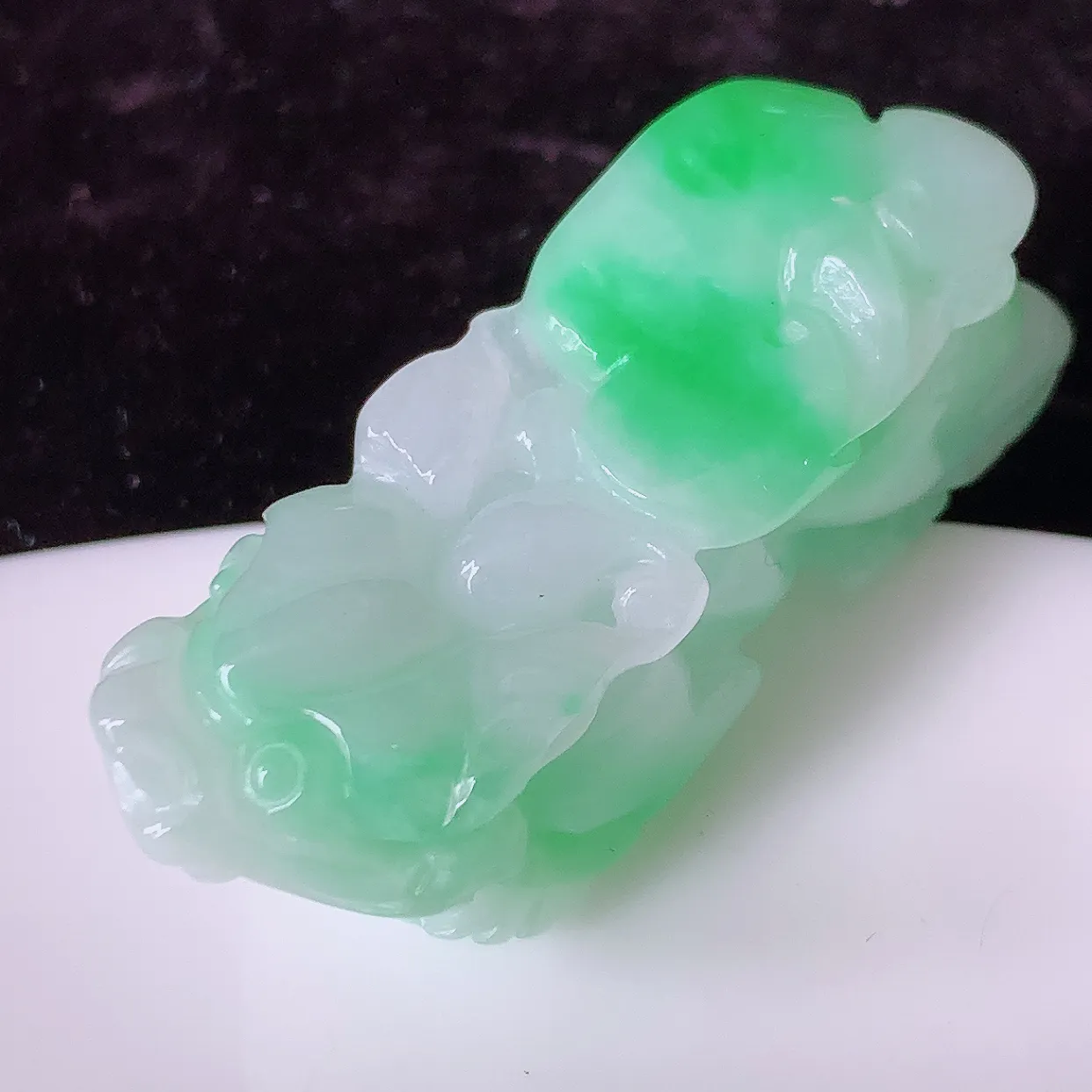 自然光实拍，冰润飘绿招财貔貅翡翠吊坠，民间有“一摸貔貅运程旺盛，再摸貔貅财运滚滚，三摸貔貅平步青云 ”的美好祝愿。#81.26