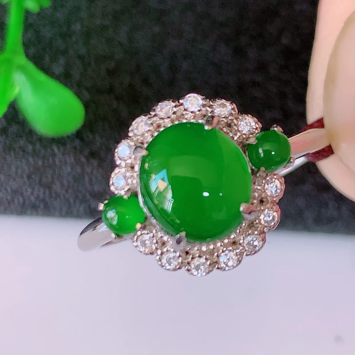 冰透满绿翡翠925银镶嵌戒指，自然光实拍，翠色灵动，颜色漂亮，种老水足，品相佳，佩戴佳品！#97.26（圈口可调大小）整体25*17.8*6.5裸石7.6-6.8