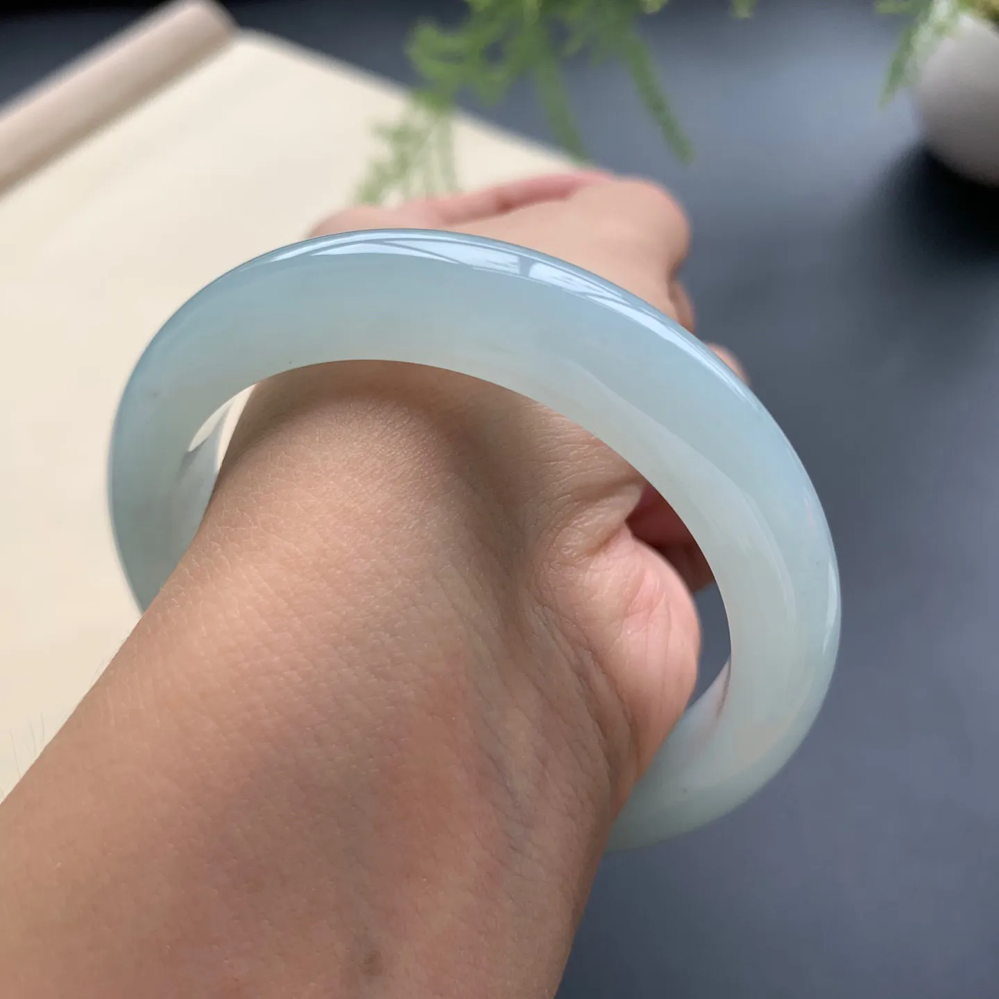 53.5圈口冰晴底正圈手镯 尺寸：53.5-11-8.5，无纹裂，细腻釉洁，水润起胶