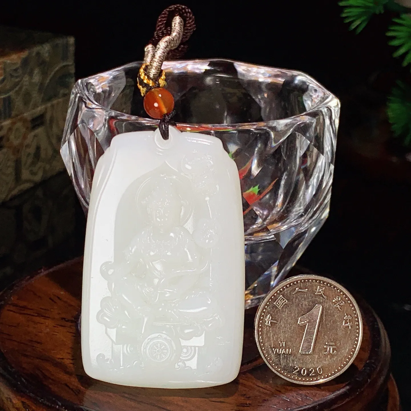 和田玉羊脂白坐莲观音牌子挂件。尺寸52/32/10重34.7克 白度一级。玉质细腻油润 脂粉好，品质好。lt251030