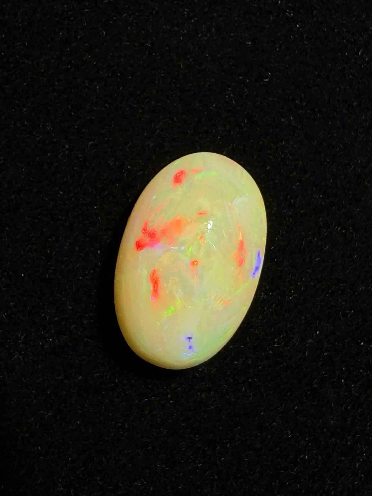 8.49ct天然彩欧泊裸石，尺寸18.2*11.8*8.5mm，颜色美艳，油画般色彩，火彩足。