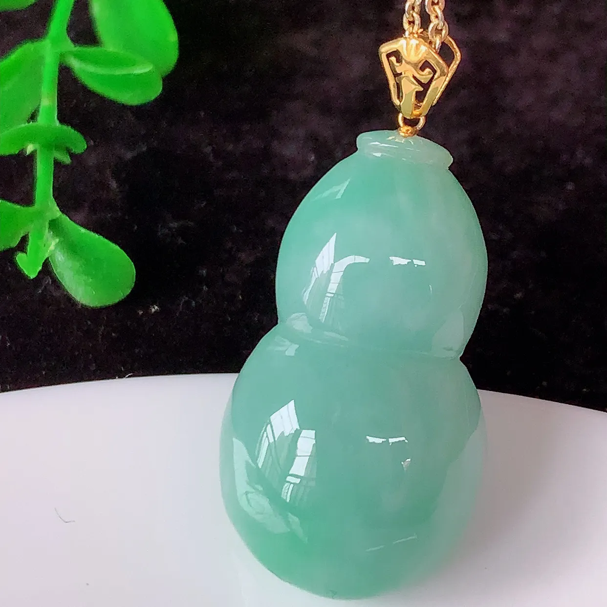 自然光实拍，18K金镶嵌满绿翡翠葫芦吊坠，翡翠葫芦，寓意福禄双全，财源滚滚，佩戴效果优雅迷人！#57