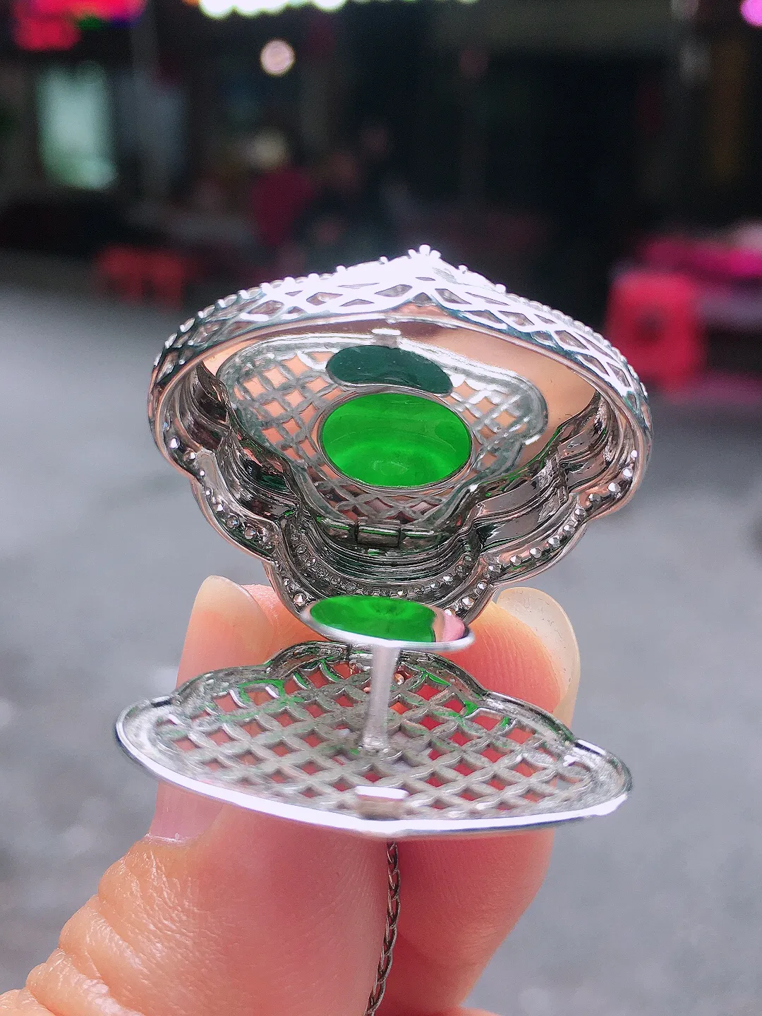 阳绿佛公吊坠，色泽均匀艳丽，玉质细腻，荧光感超
强，饱满圆润，尽显优雅气质，18k
金豪华镶嵌