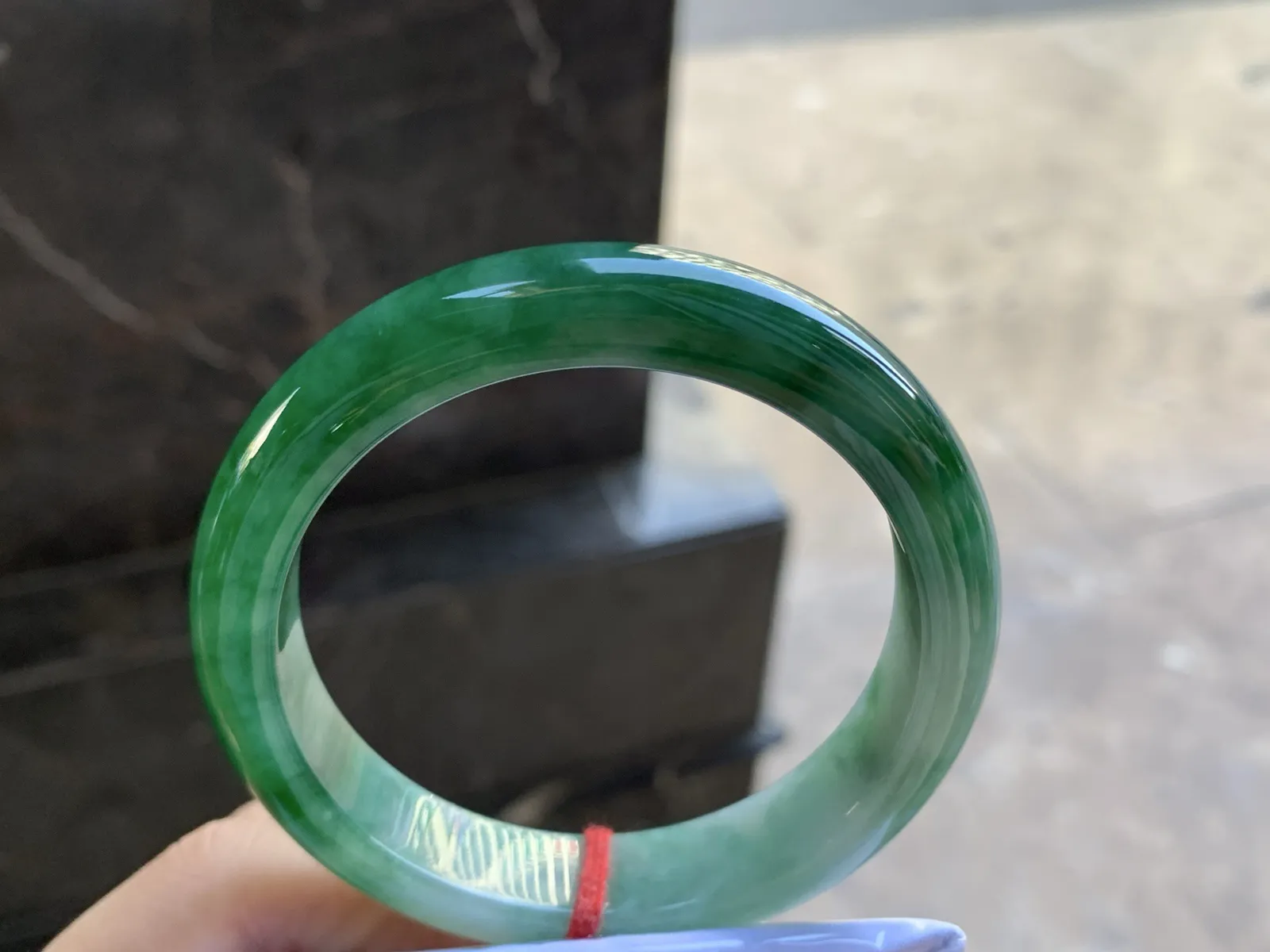 56.5-12.6-8.4

浓绿色手镯^_^颜色鲜艳 玉质温润