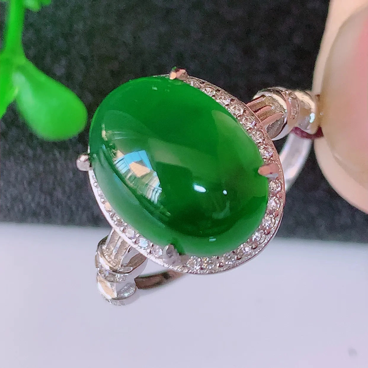 大颗冰透满绿翡翠蛋面925银镶嵌戒指，自然光实拍，翠色灵动，颜色漂亮，种老水足，品相佳，佩戴佳品！#97.26（圈口可调大小）整体27.5*17.2*9.6裸石12.5*9