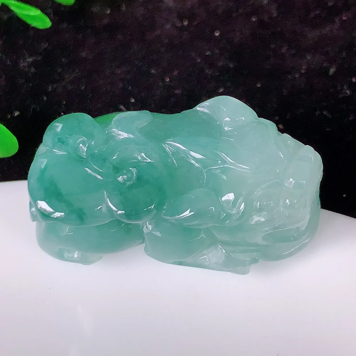 自然光实拍，冰胶飘花翡翠招财貔貅吊坠，民间有“一摸貔貅运程旺盛，再摸貔貅财运滚滚，三摸貔貅平步青云 ”的美好祝愿。#81.29