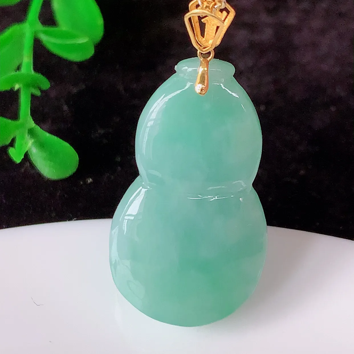 自然光实拍，18K金镶嵌满绿翡翠葫芦吊坠，翡翠葫芦，寓意福禄双全，财源滚滚，佩戴效果优雅迷人！#57.29整体36裸石29*16.6*9.5