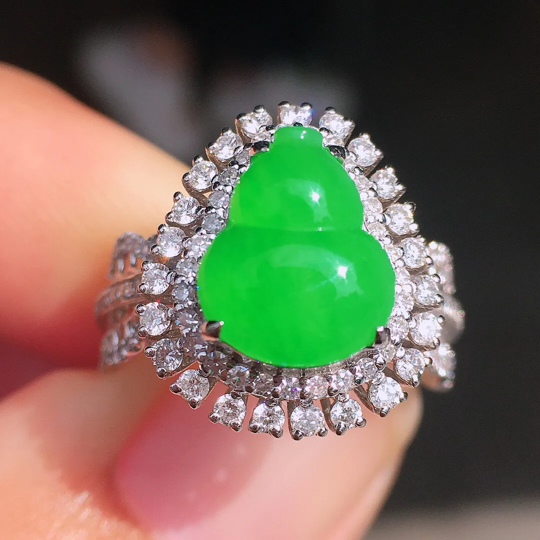 阳绿葫芦戒指，色泽均匀艳丽，玉质细腻，荧光感超
强，饱满圆润，尽显优雅气质，18k
金豪华镶嵌