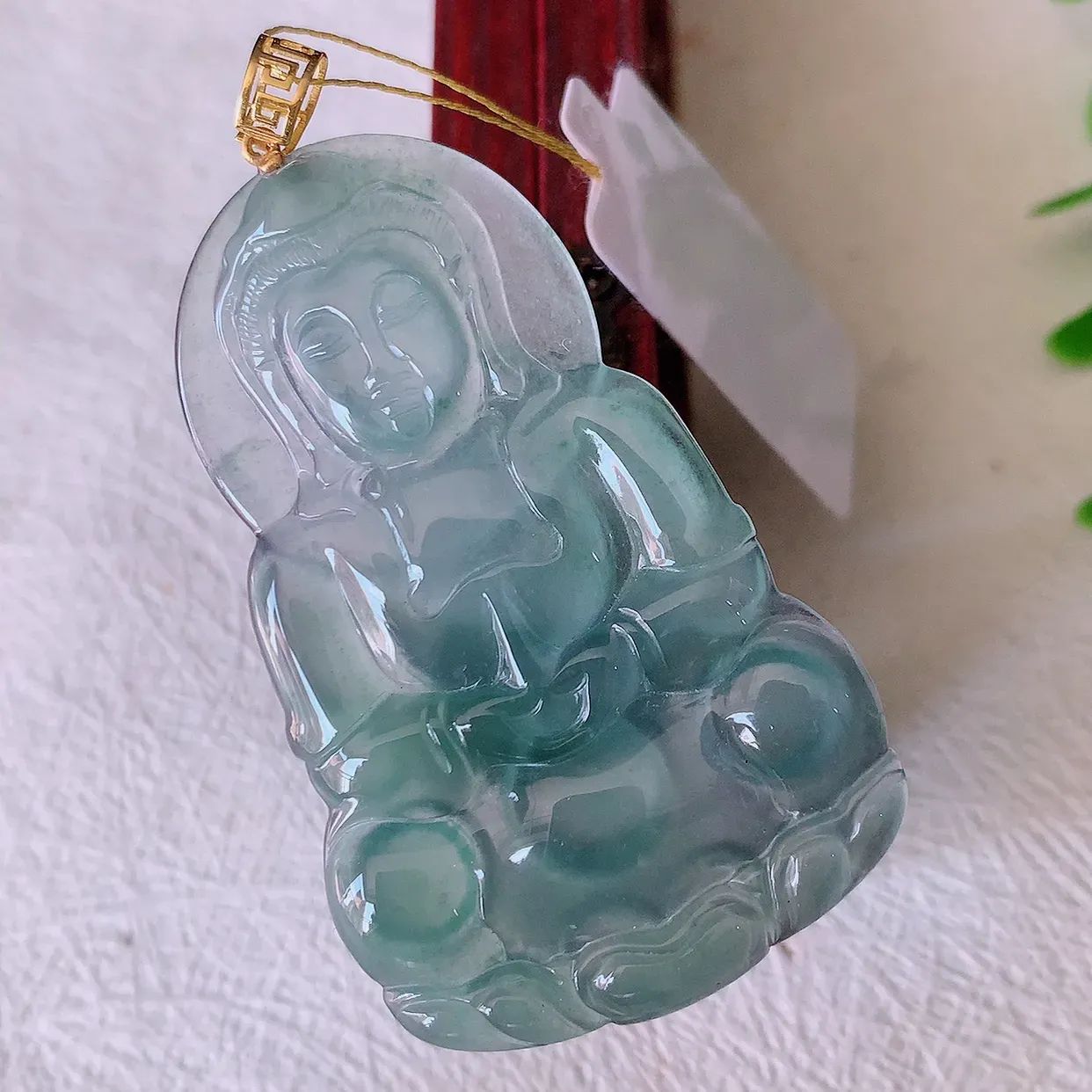 18K金镶嵌冰种翡翠观音菩萨吊坠，赐福翡翠观音，观音面相端庄，品相佳，佩戴气质！#35.26