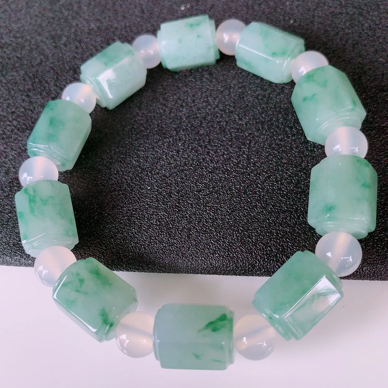 自然光实拍，冰润飘花翡翠路路通手串，花式飘逸，佩戴效果大方时尚，圆珠为装饰珠！#89.29取一尺寸1