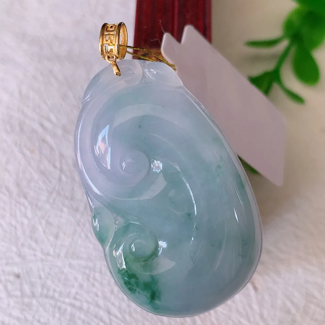 自然光实拍，18k金镶嵌紫罗兰飘花翡翠如意吊坠，寓意顺心如意，事事如意，吉祥如意，细腻饱满，色泽鲜艳，称心如意佩戴优雅时尚！#35.26整体45.5裸石39.5*24.5*5.6