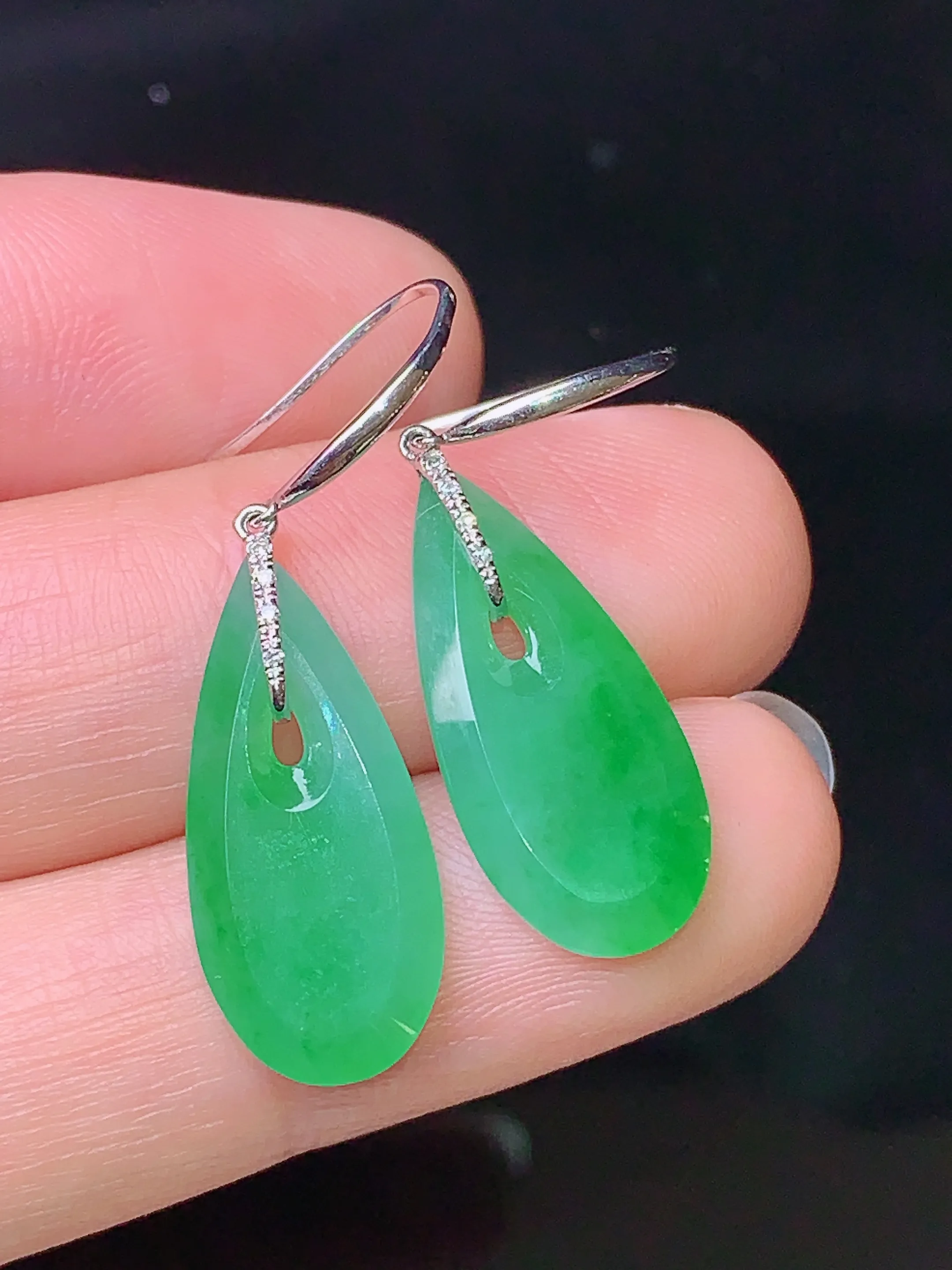 18k金钻镶嵌翠绿水滴耳坠 玉质细腻 色泽艳丽 水润亮眼  整体尺寸19.5*9*2.7