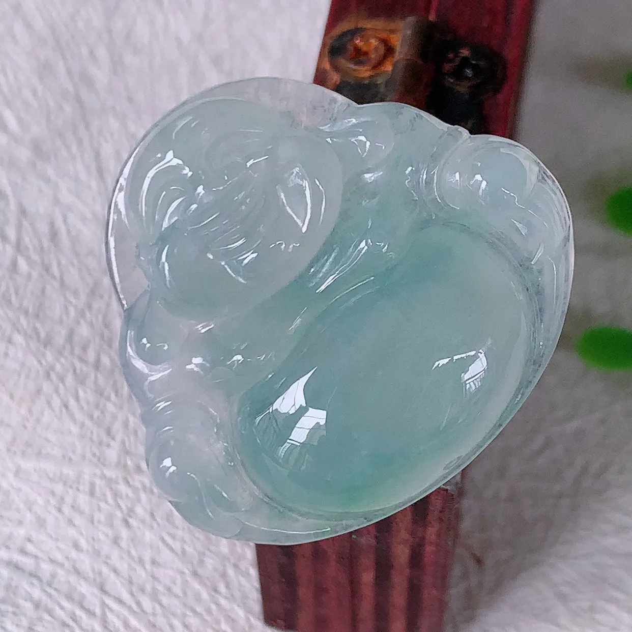 自然光实拍，冰种飘花翡翠佛公，水灵起胶，翠色迷人，佛公在心中，一生平安，饱满圆润，开怀大笑佛公，配戴灵气十足！#01.29