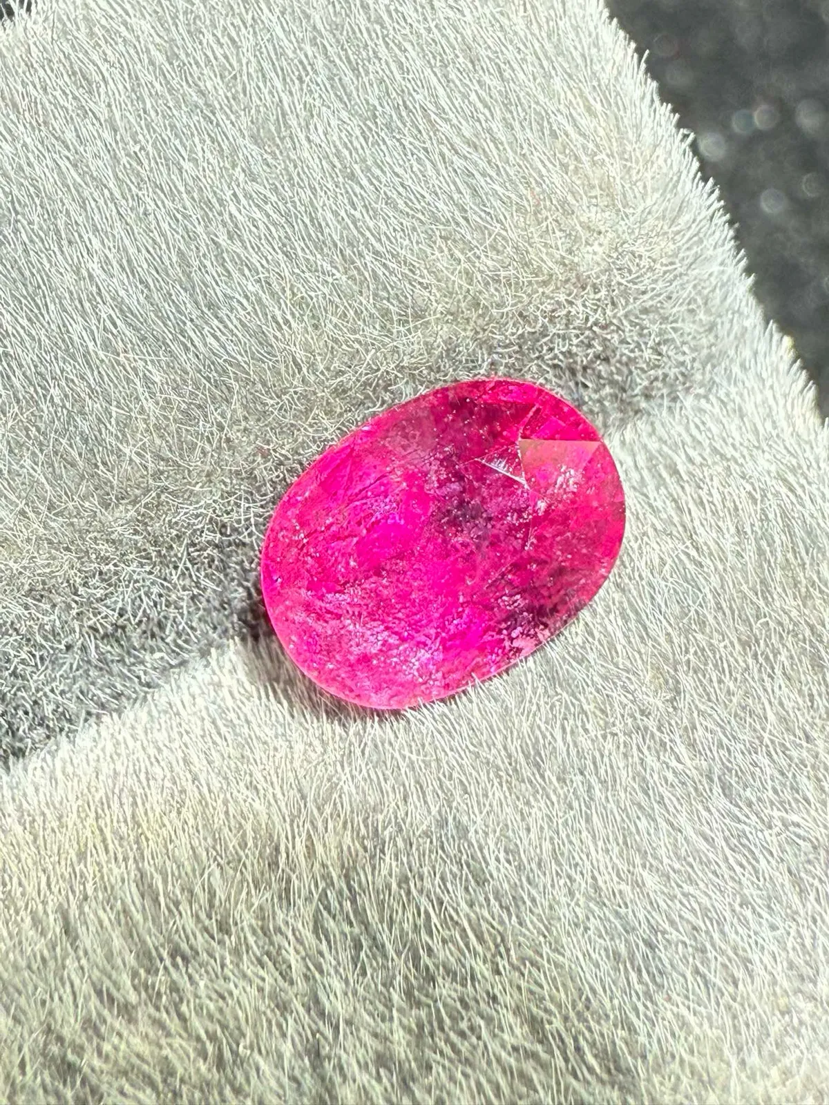 2.195ct天然卢比来碧玺裸石，尺寸8.9×6.5×5.5mm，颜色美艳，晶体微棉，火彩足