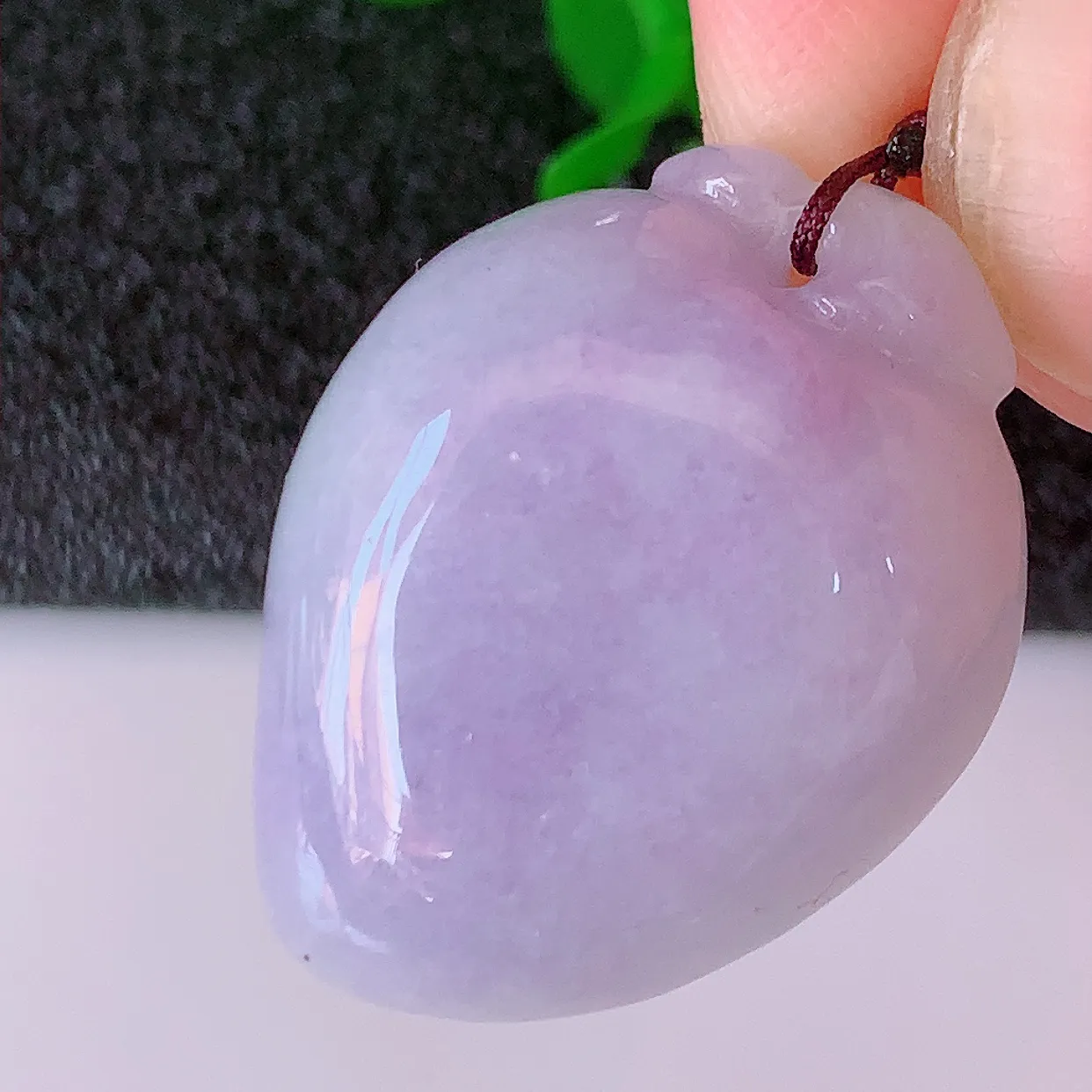 自然光实拍，冰润紫罗兰翡翠桃子吊坠，种老水足，雕工精湛 ，寓意美好，佩戴时尚出众！#41.26