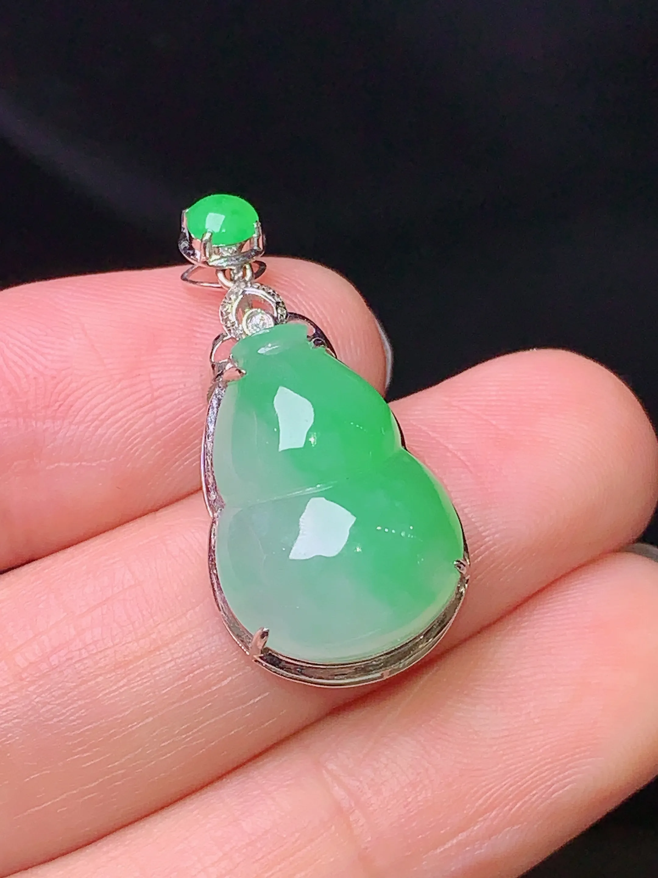 18k金钻镶嵌翠绿葫芦吊坠 玉质细腻 色泽艳丽 水润亮眼  整体尺寸27.5*13.3*8