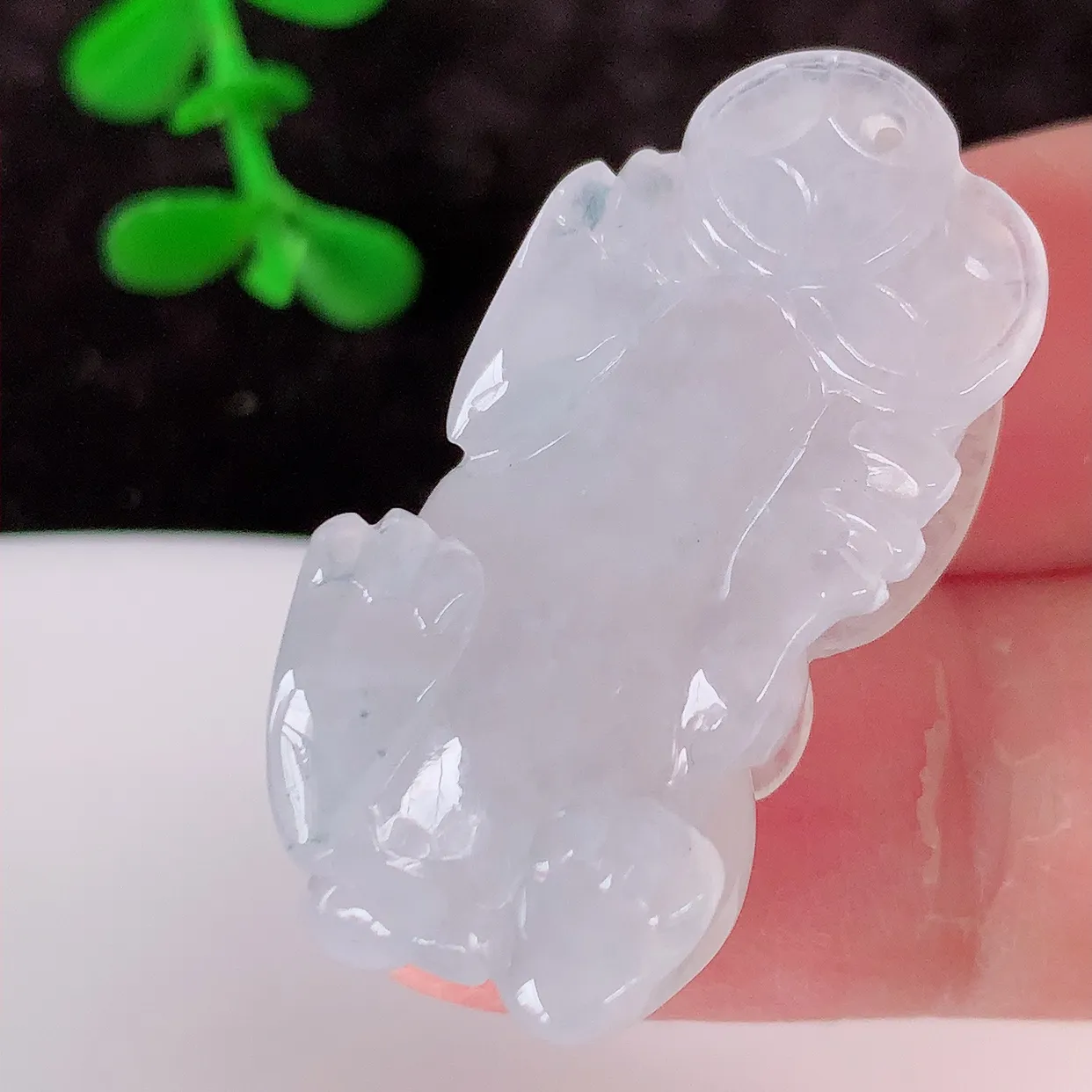 自然光实拍，冰种翡翠招财貔貅吊坠，民间有“一摸貔貅运程旺盛，再摸貔貅财运滚滚，三摸貔貅平步青云 ”的美好祝愿。#81.29