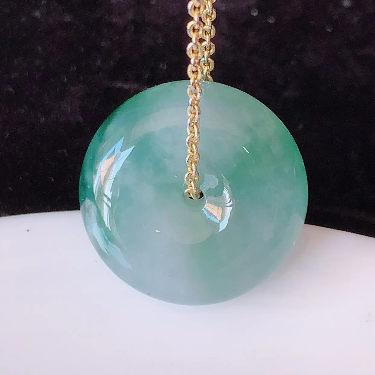 自然光实拍，冰种飘花翡翠平安扣吊坠，翠色灵动，种老水足，寓意好，品相佳，佩戴佳品！#57.26