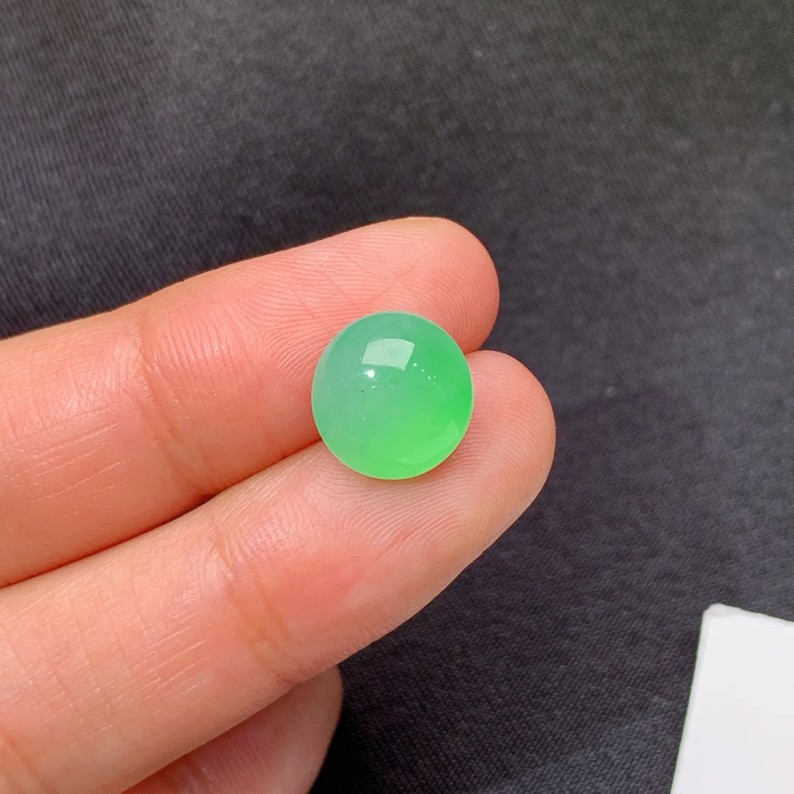 甜绿蛋面，镶嵌佳品，冰润细腻，色阳，种水足 尺寸10.4*9.9*5.3