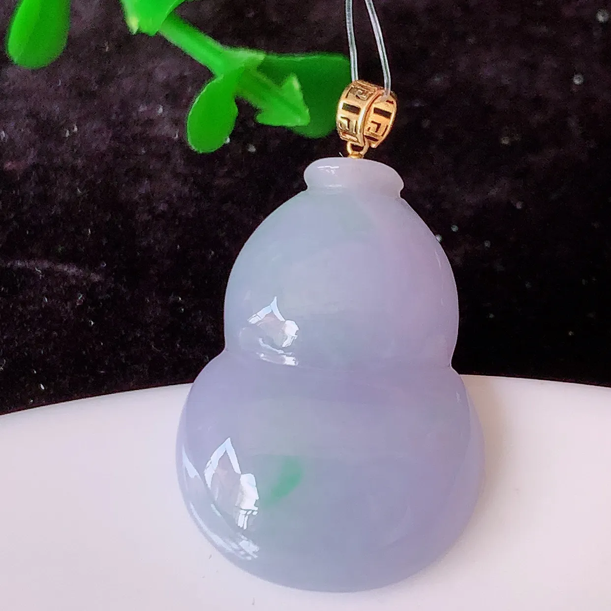 18K金镶嵌冰润春带彩翡翠葫芦吊坠，紫罗兰葫芦寓意福禄双全，财源滚滚，佩戴效果优雅迷人！#49.26