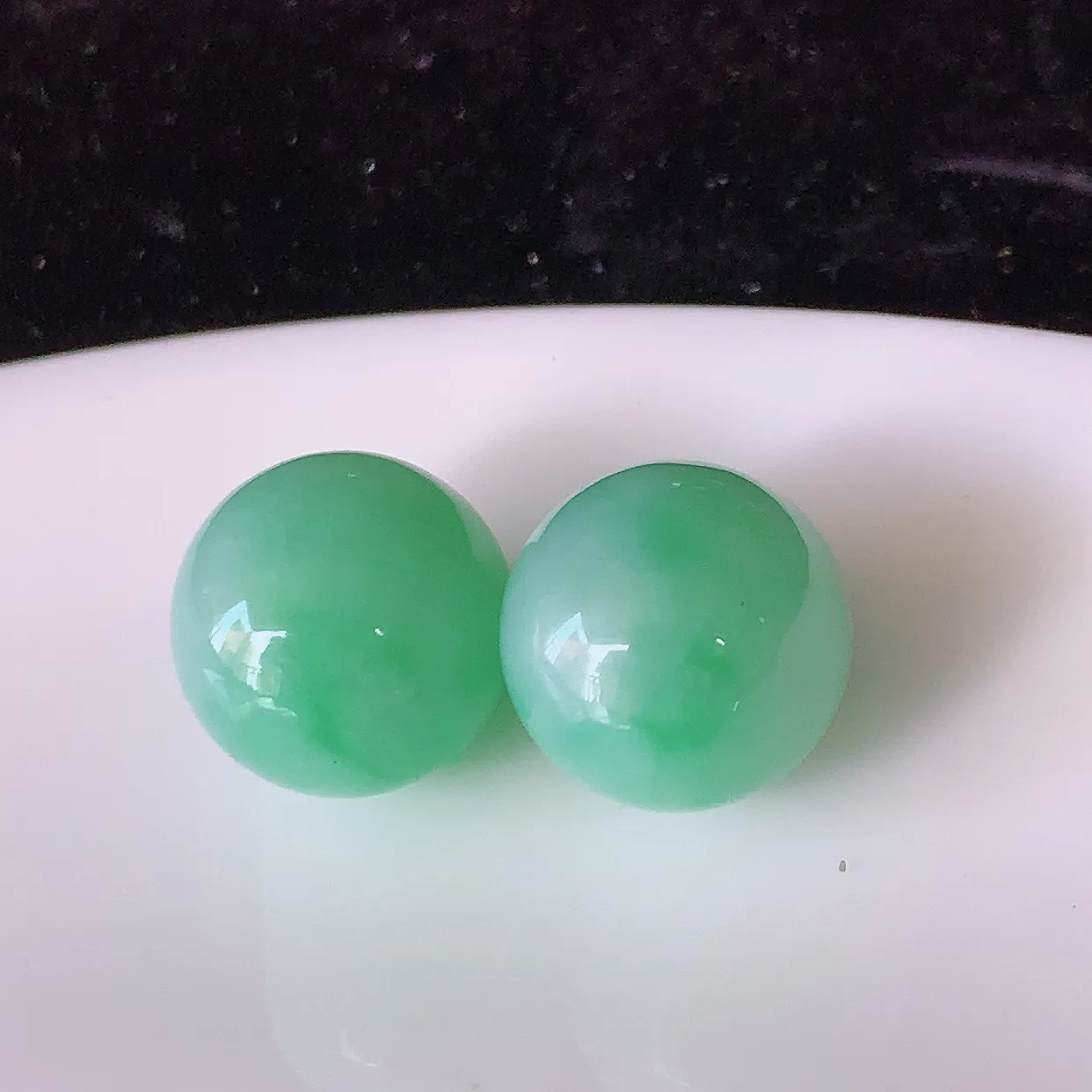 自然光实拍，冰润飘绿翡翠一对圆珠，转运珠吊坠，寓意“时来运转，财源滚滚” 寓意佳，荧光灼灼，转运珠佩戴时尚优雅！#05.26尺寸11