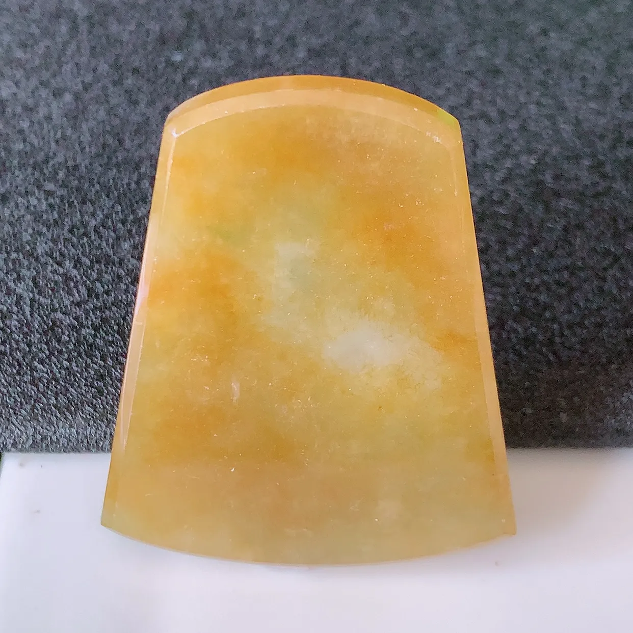 自然光实拍，冰润黄翡翡翠平安无事牌吊坠，平平安安，无事牌翠色灵动，佩戴平安时尚！#00.26