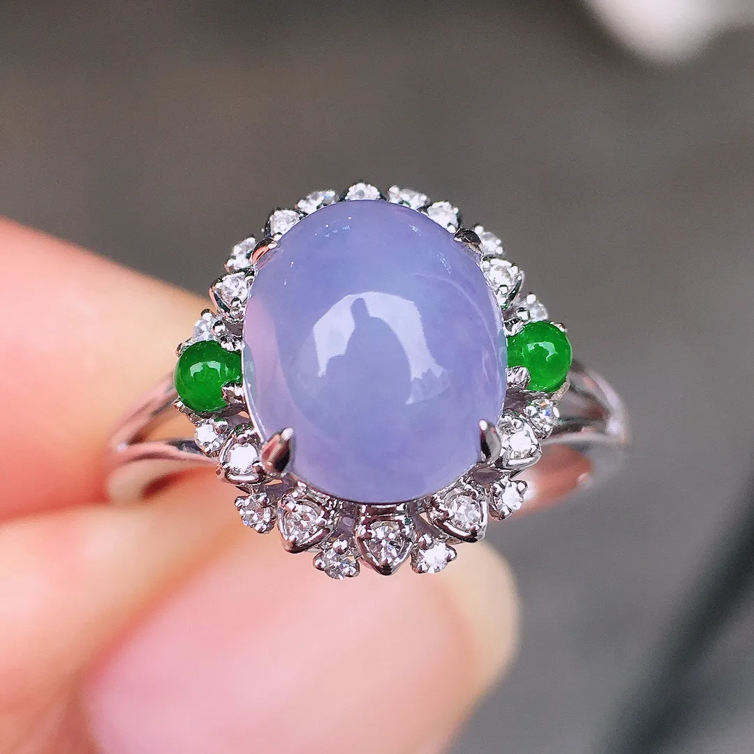 紫罗兰蛋面戒指，色泽均匀艳丽，玉质细腻，荧光感超
强，饱满圆润，尽显优雅气质，18k
金豪华镶嵌