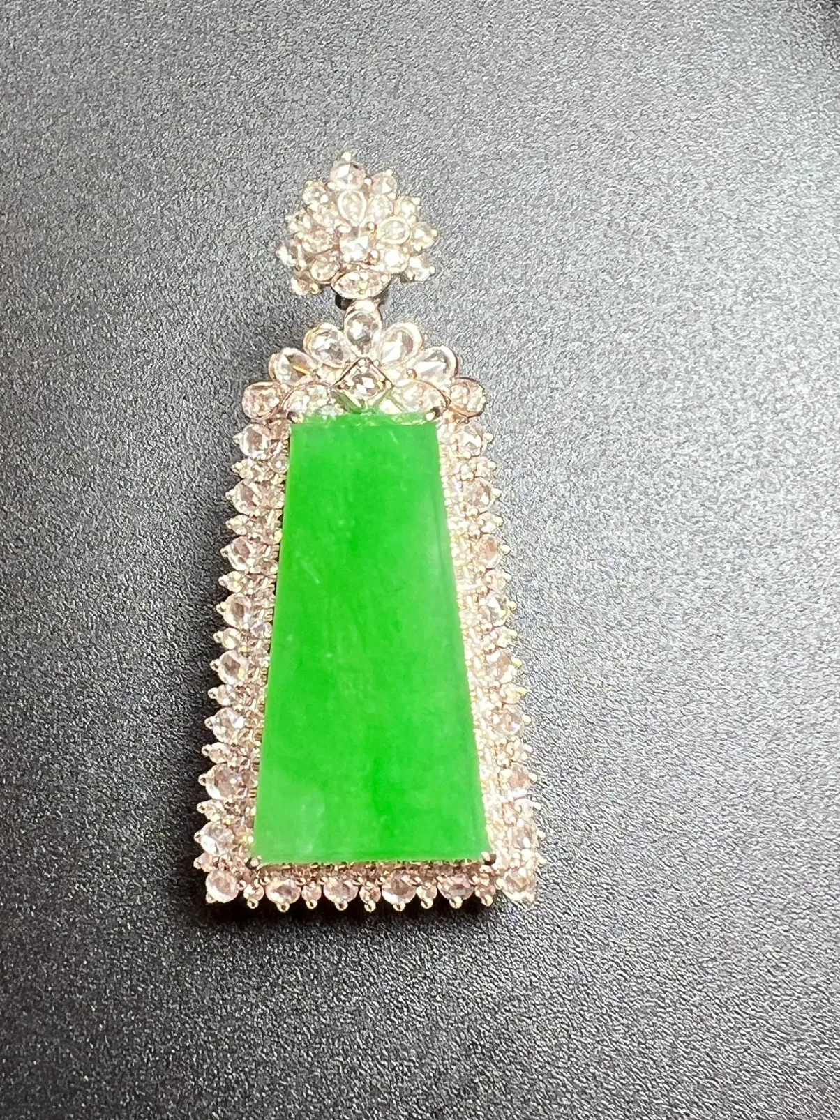 满绿平安无事牌色阳、厚装，整体尺寸40.5*18.9*12.5 祼石尺寸22.8*12.1*2.