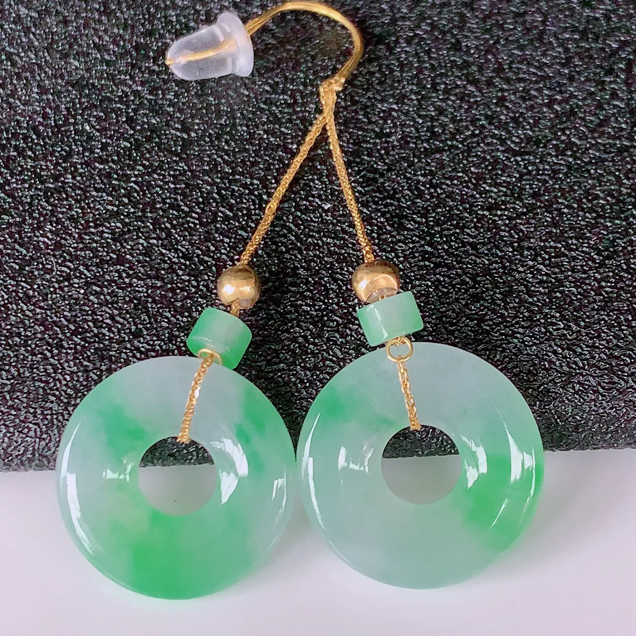 18k金镶嵌冰种飘绿翡翠平安扣耳坠，沁人心脾，耳坠佩戴效果大气出众，尽显气质。种水好，胶感足，颜相当