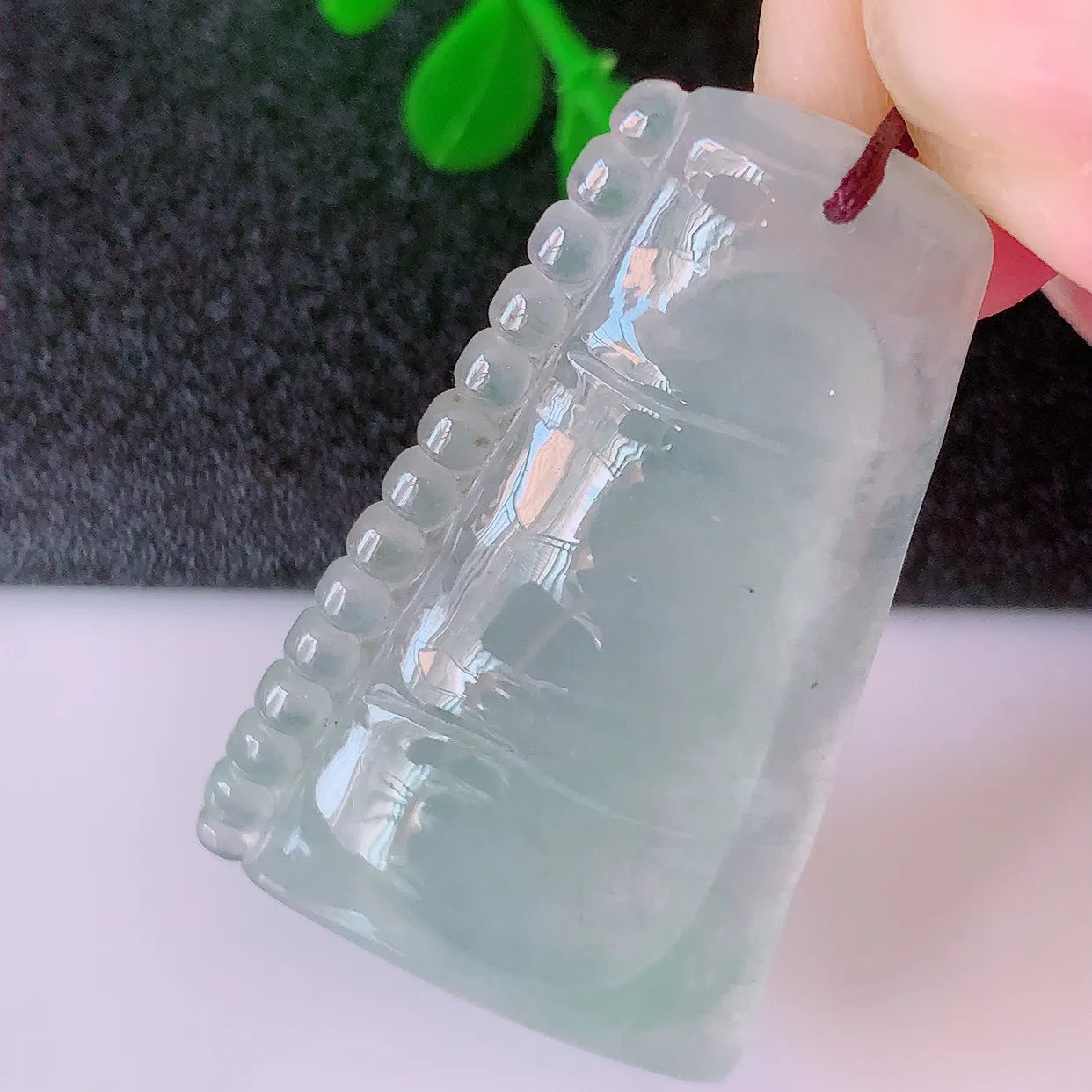 自然光实拍，冰种翡翠竹节吊坠。竹节寓意“节节高，官运亨通，前程似锦，水润莹泽，清秀高雅，佩戴精美！#