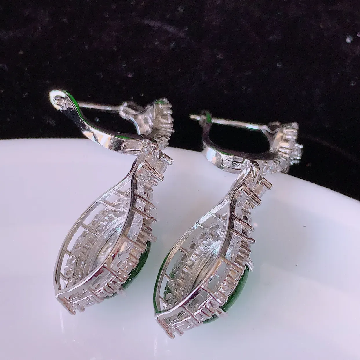 冰透满绿翡翠925银镶嵌耳坠，自然光实拍，翠色灵动，颜色漂亮，种老水足，品相佳，佩戴佳品！#97.26整体34*11-6.5裸石9.5*7.5