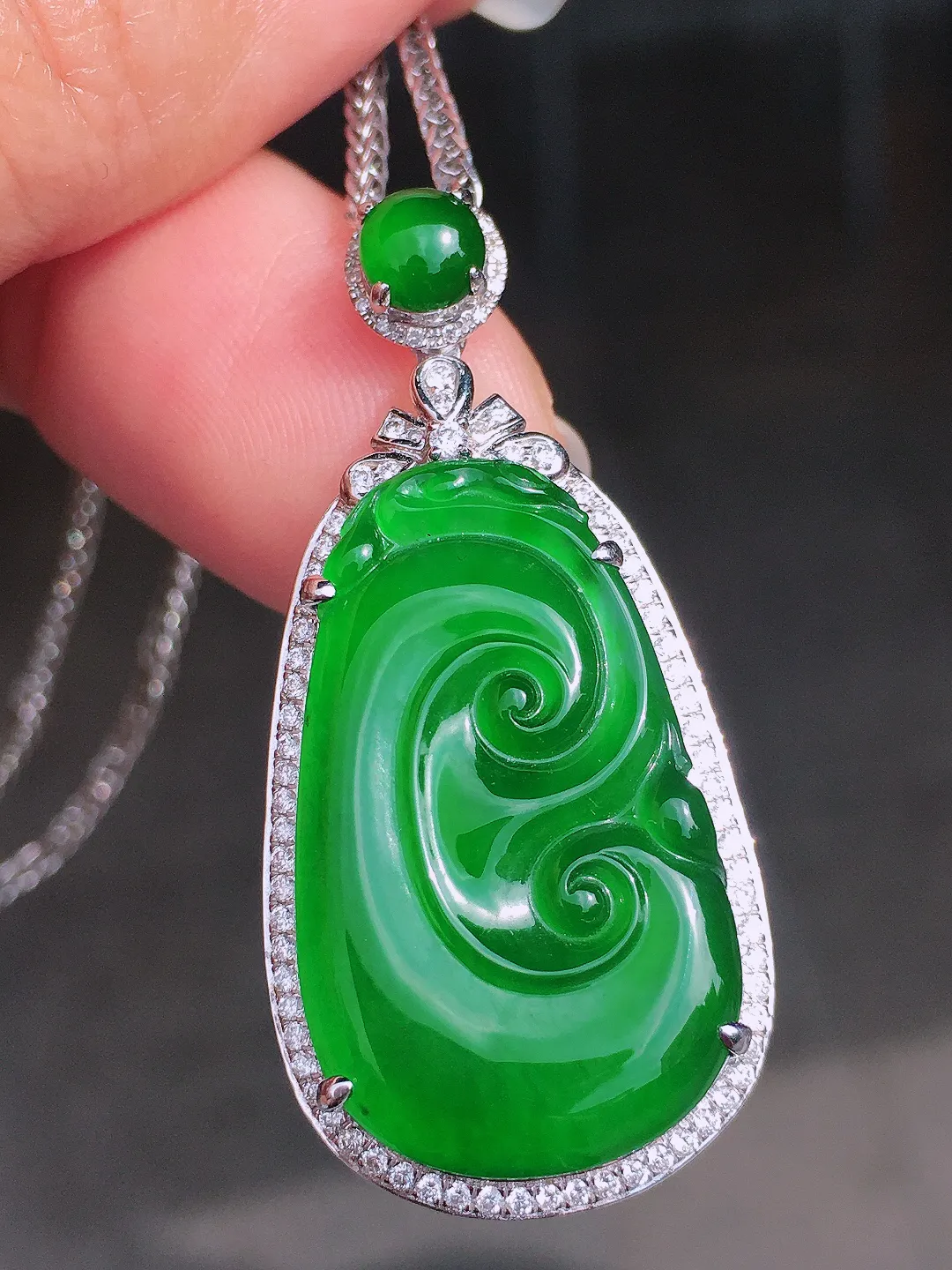 满绿如意吊坠，色泽均匀浓郁，玉质细腻，荧光感超
强，饱满圆润，尽显优雅气质，18k
金豪华镶嵌